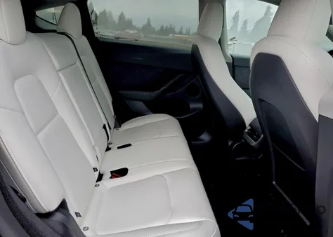 2025 Tesla Model Y z USA, uszkodzony, nr VIN 7SAYGDEEXSF286019